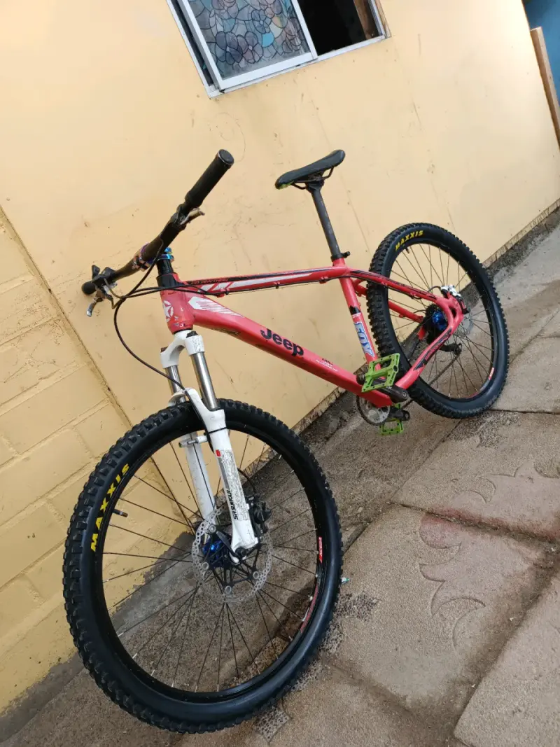 Bicicleta de Montaña Jeep Roja con Suspensión - 1