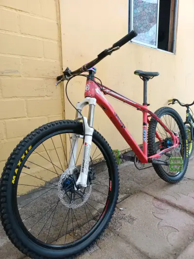 Bicicleta de Montaña Jeep Roja con Suspensión - miniatura 3