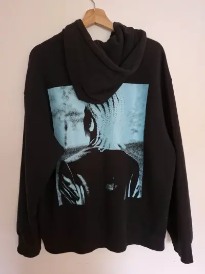 Polerón unisex negro diseño en espalda Talla XL - miniatura 3
