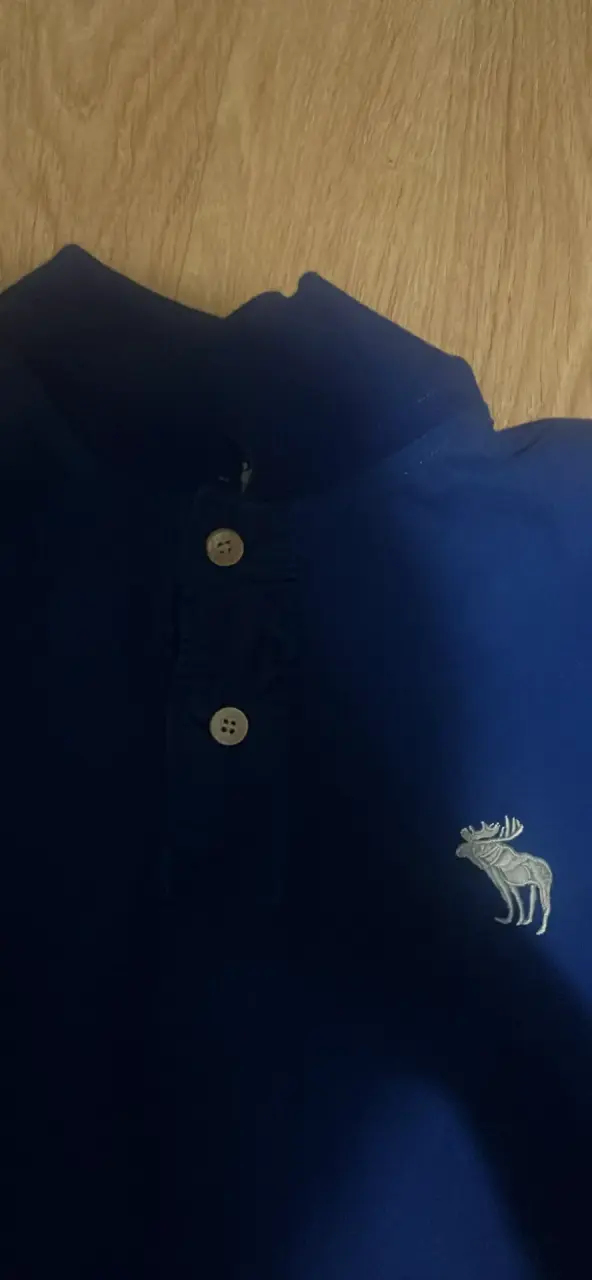 Polera Polo Azul con Logo de Alce