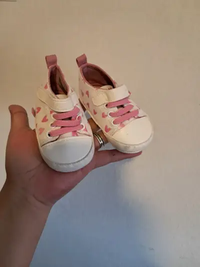 Zapatillas de bebé blancas con corazones n17 - miniatura 1