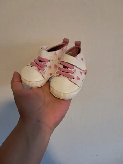 Zapatillas de bebé blancas con corazones n17 - miniatura 3