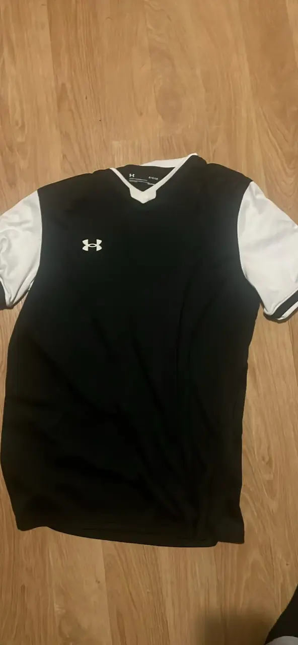 Polera deportiva Under Armour negra y blanca