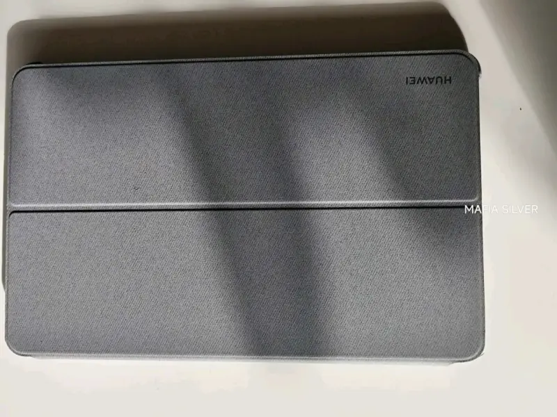 Tablet Huawei con funda protectora gris - 3