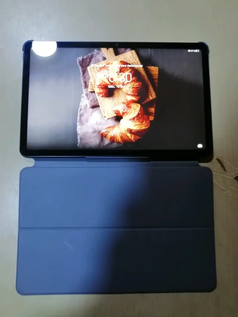 Tablet Huawei con funda protectora gris - 4