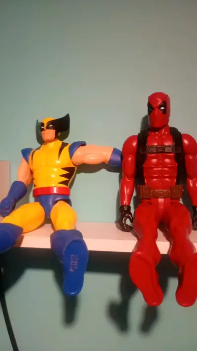 Figuras de acción Wolverine y Deadpool cada uno a - miniatura 1