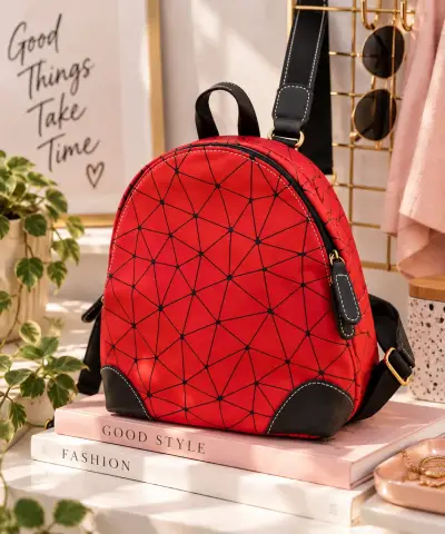 Mochila pequeña roja con diseño geométrico - miniatura 2