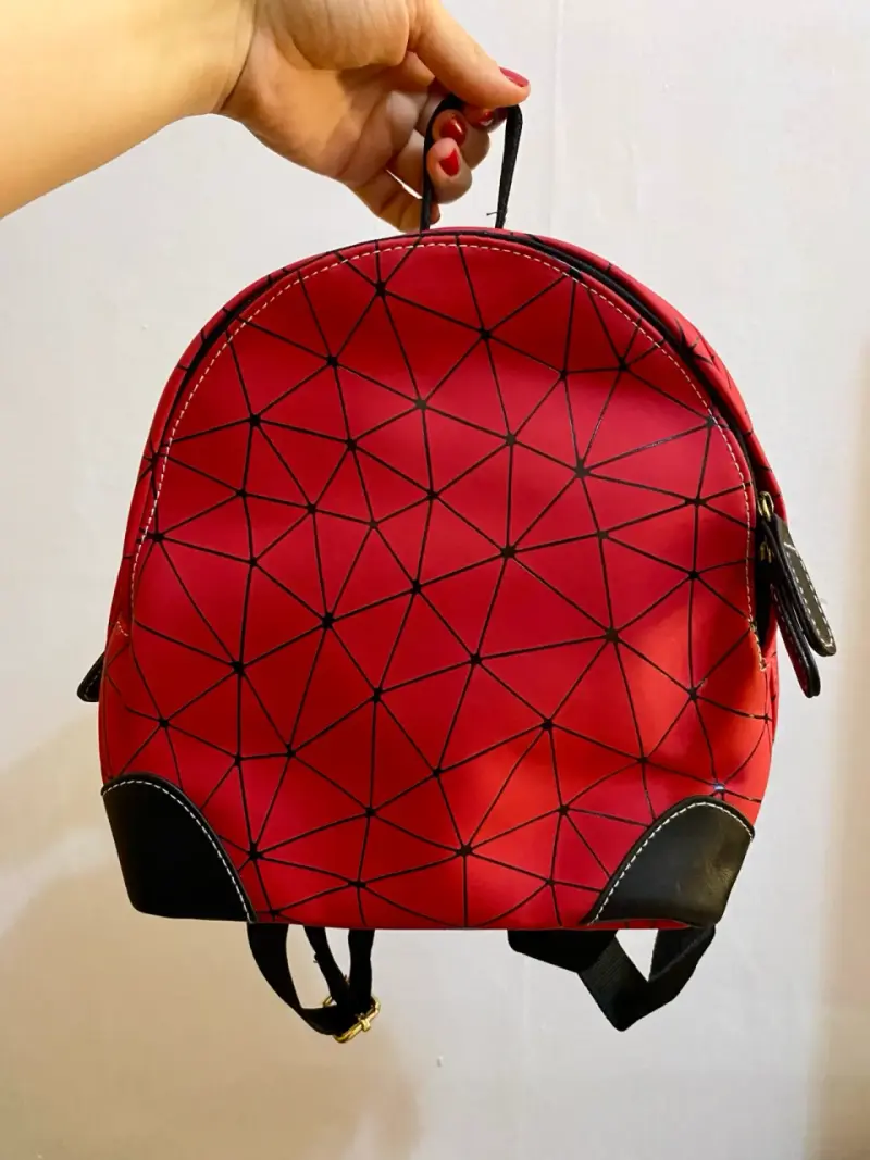 Mochila pequeña roja con diseño geométrico - 3