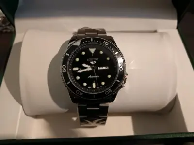 Reloj  Seiko negro con brazalete de acero inoxidab - miniatura 1