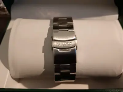 Reloj  Seiko negro con brazalete de acero inoxidab - miniatura 2