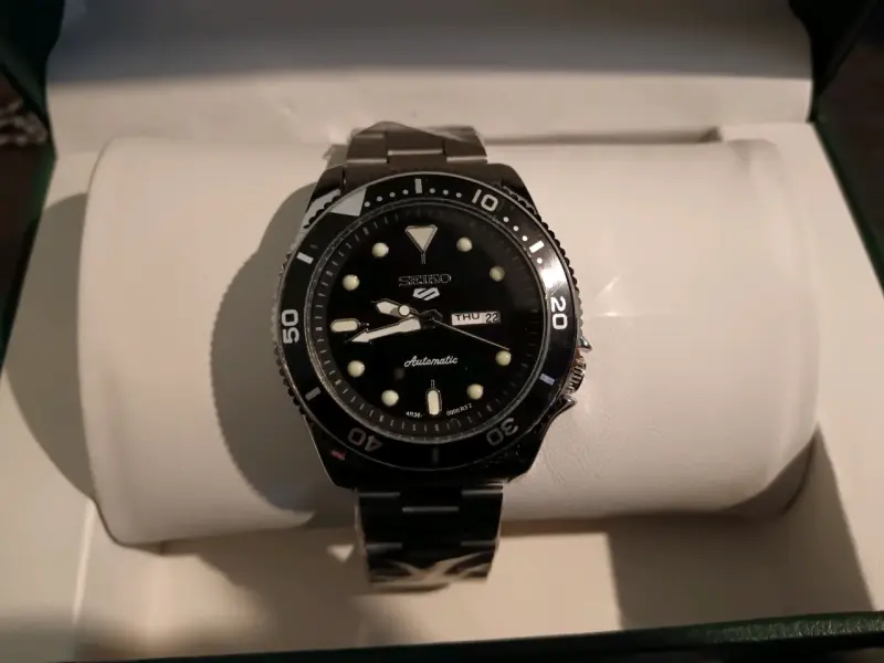 Reloj Seiko negro con brazalete de acero inoxidab - 4