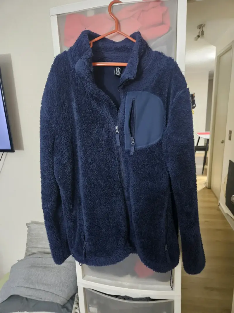 Chaqueta polar azul con bolsillo frontal