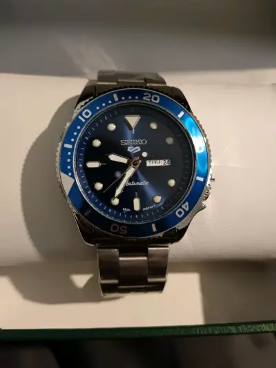 Reloj Seiko 5 con bisel azul de acero inoxidable - miniatura 1