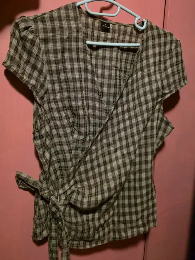 Blusa cruzada de cuadros - miniatura 2