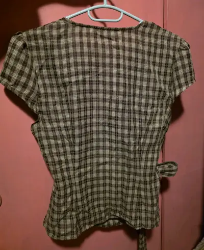 Blusa cruzada de cuadros - miniatura 3