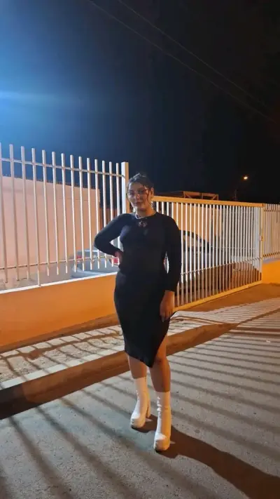 Vestido negro elegante con abertura lateral - miniatura 2