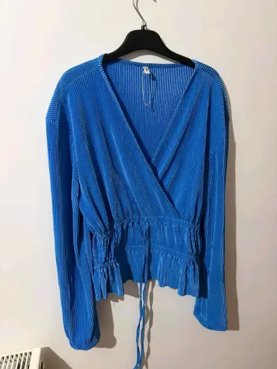 Blusa azul plisada con lazo ajustable - miniatura 1