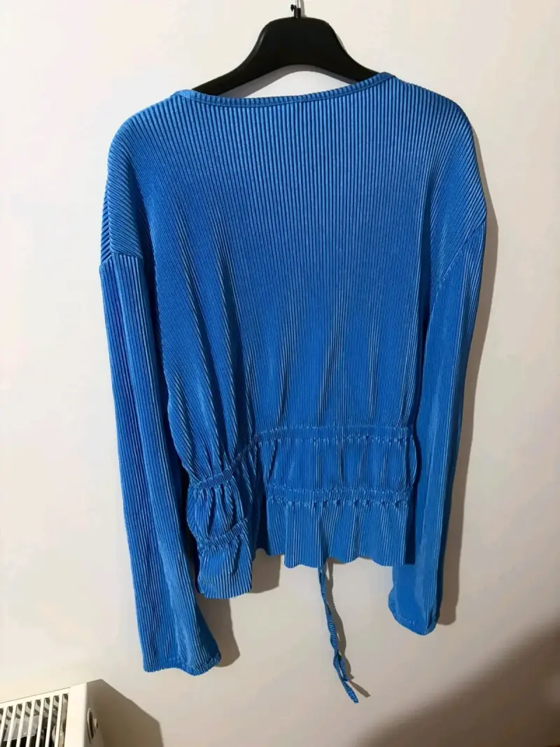 Blusa azul plisada con lazo ajustable - 2
