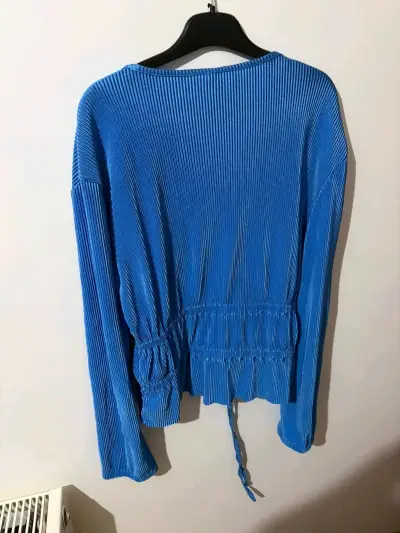 Blusa azul plisada con lazo ajustable - miniatura 2
