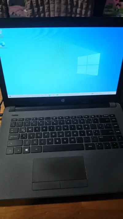 Laptop HP con procesador AMD E2 y 4GB RAM - miniatura 1
