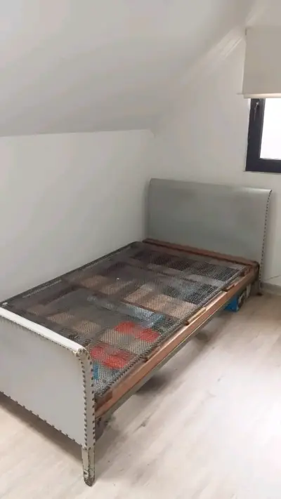 Cama individual con estructura metálica y respaldo acolchado - miniatura 1