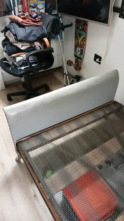 Cama individual con estructura metálica y respaldo acolchado - miniatura 2