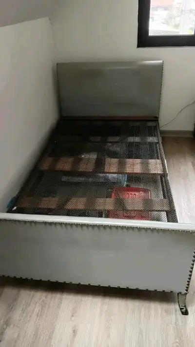 Cama individual con estructura metálica y respaldo acolchado - miniatura 5