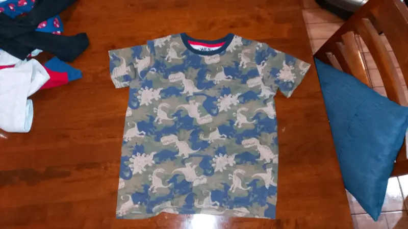 Polera infantil con estampado de dinosaurios