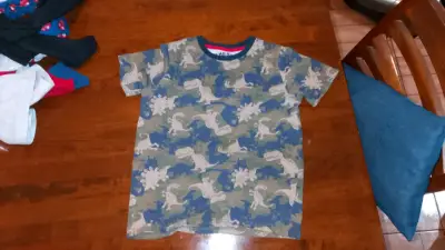 Polera infantil con estampado de dinosaurios - miniatura 1