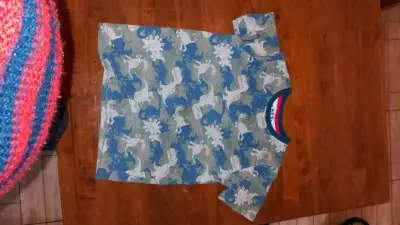 Polera infantil con estampado de dinosaurios - miniatura 2