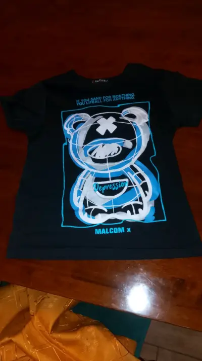 Polera negra con diseño de oso y texto TALLA 8 - miniatura 2