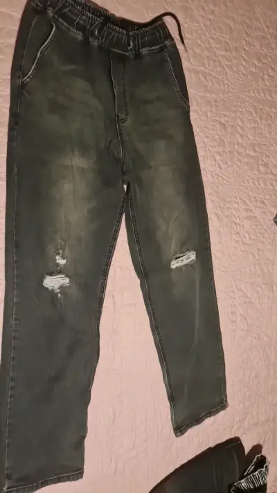 Pantalones de mezclilla negros con roturas - miniatura 1