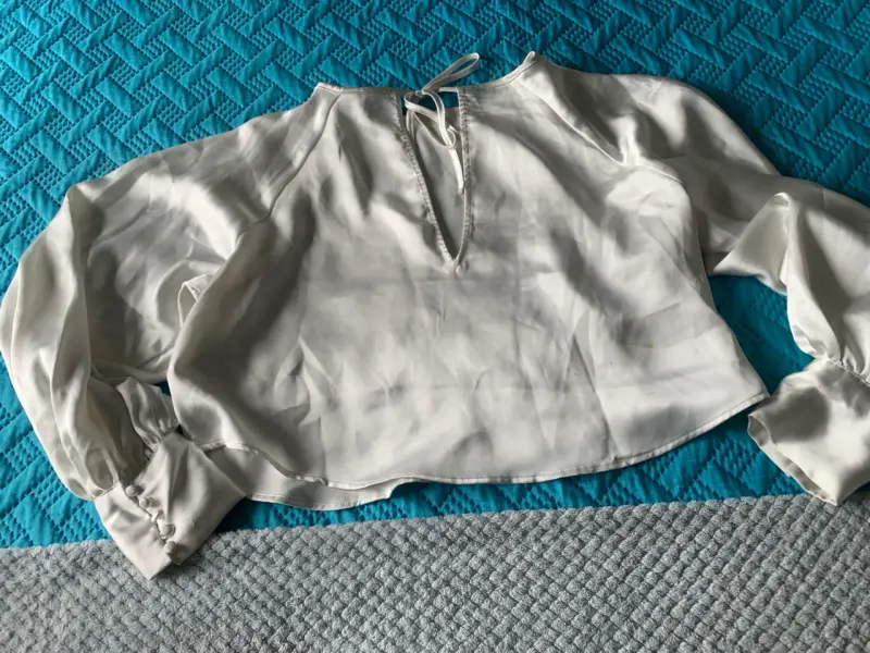 Blusa de satén blanca con mangas abullonadas - 1