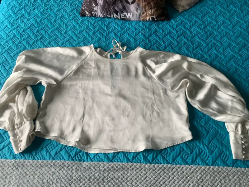 Blusa de satén blanca con mangas abullonadas - 2