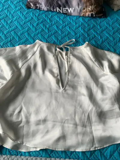 Blusa de satén blanca con mangas abullonadas - miniatura 3