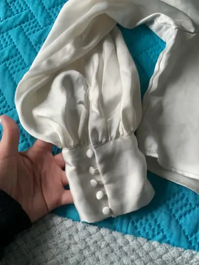 Blusa de satén blanca con mangas abullonadas - miniatura 4
