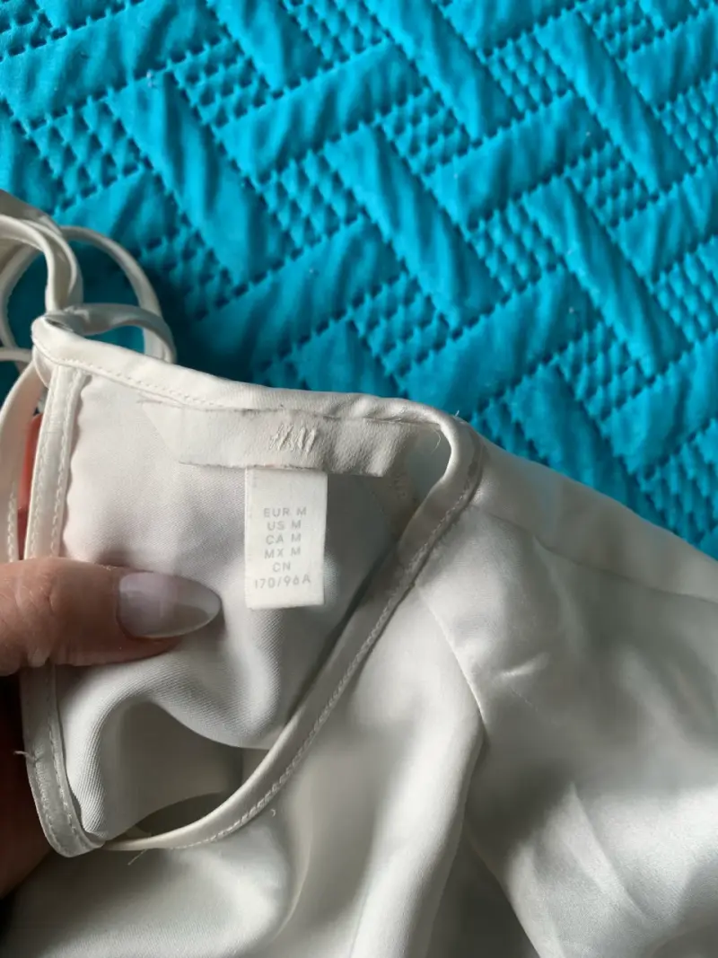 Blusa de satén blanca con mangas abullonadas - 5