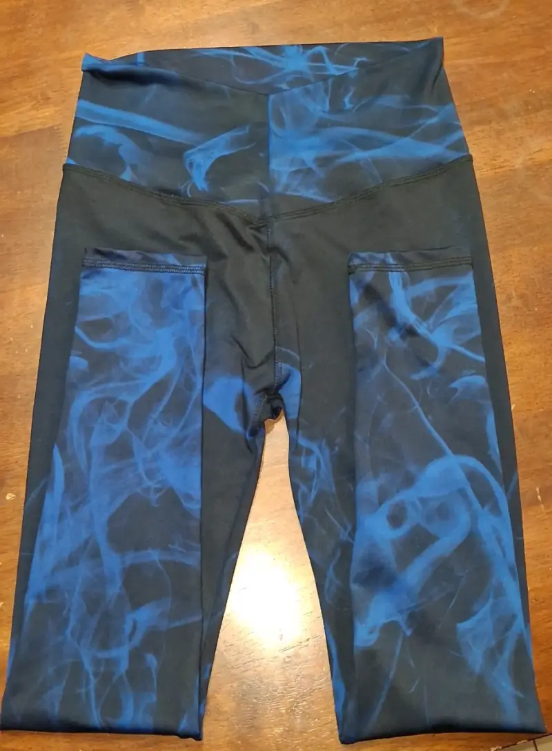 Leggings deportivos con diseño azul y negro