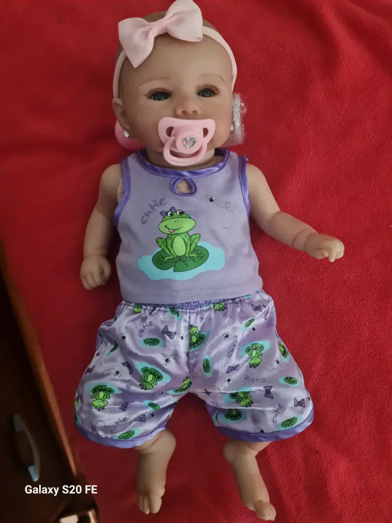 Muñeca bebé reborn con chupete y accesorios