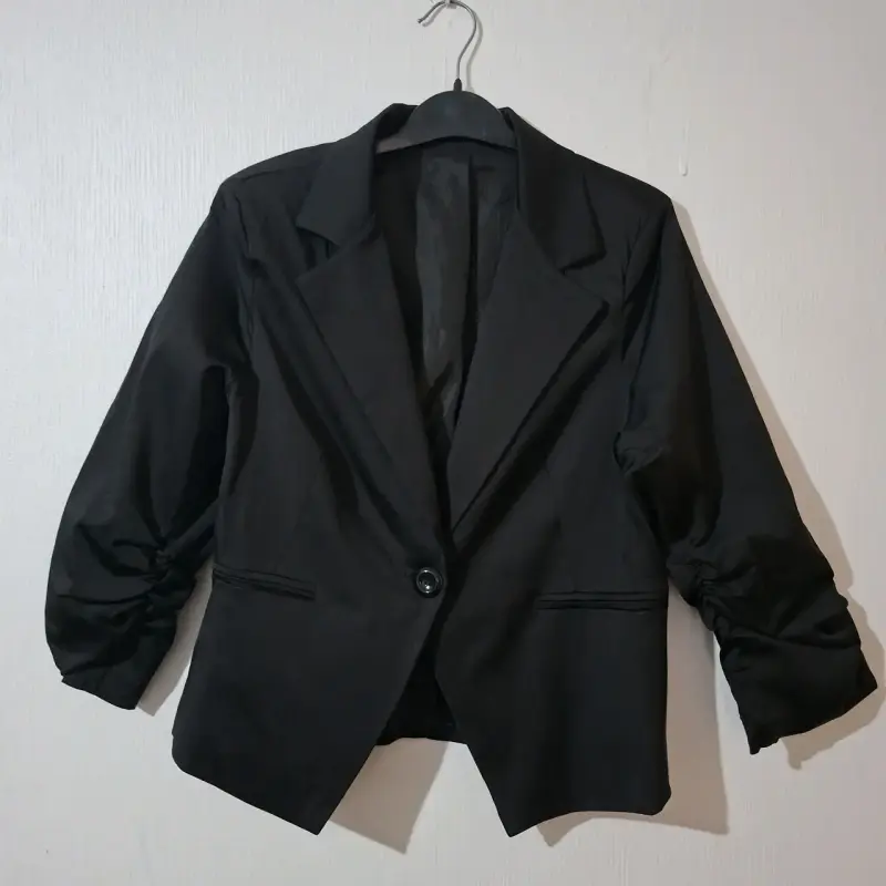 Blazer negro de mujer con mangas fruncidas