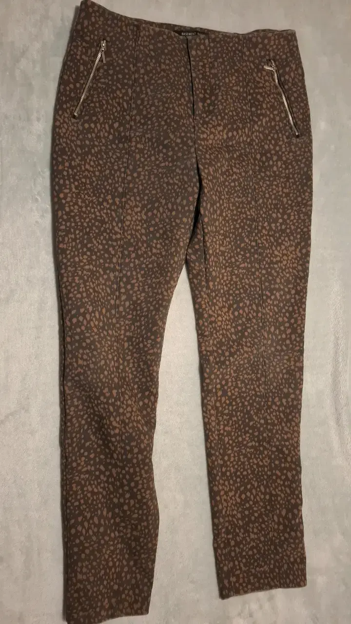 Pantalón Basement estampado animal print