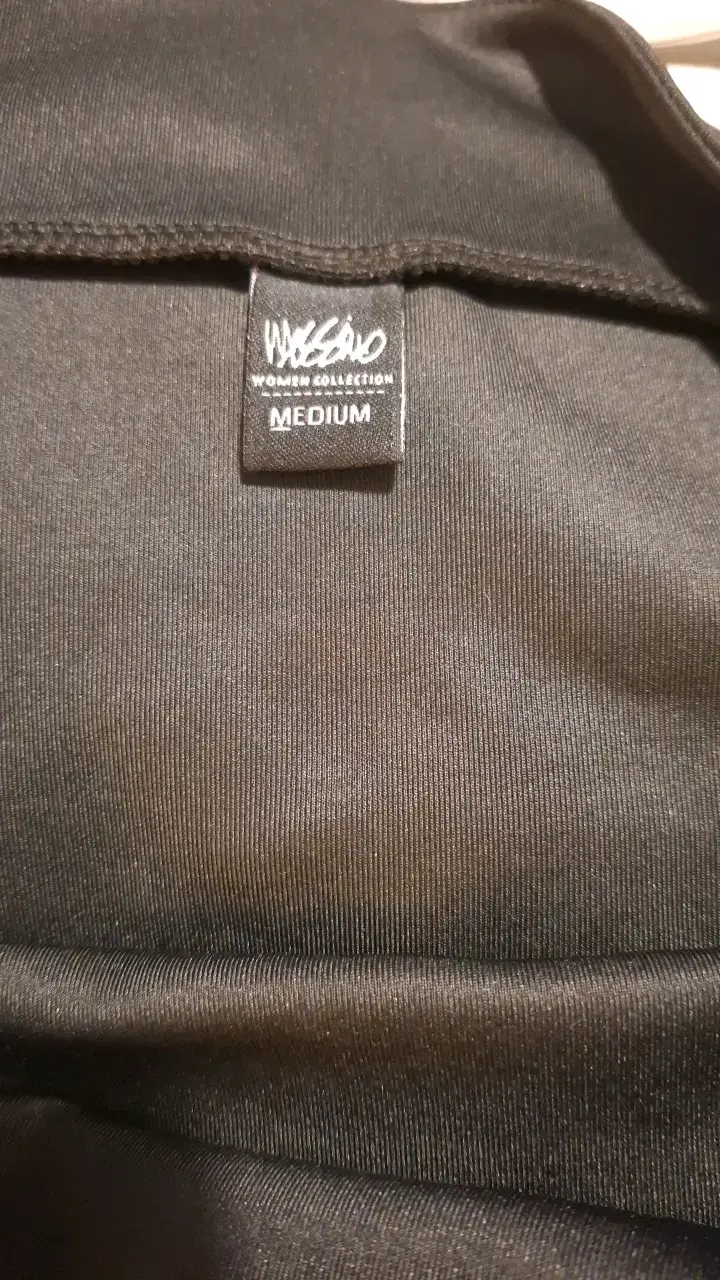 Falda corta negra con detalle de aro - Talla M - 2