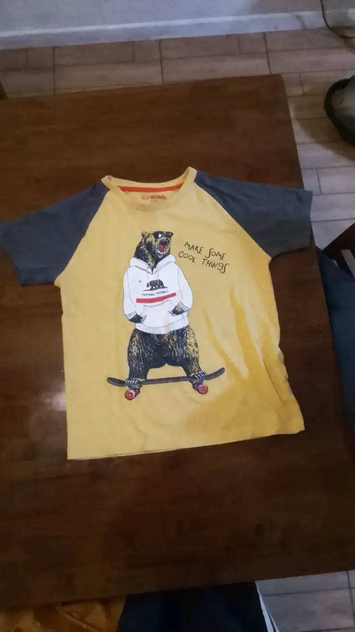 Polera amarilla para niño