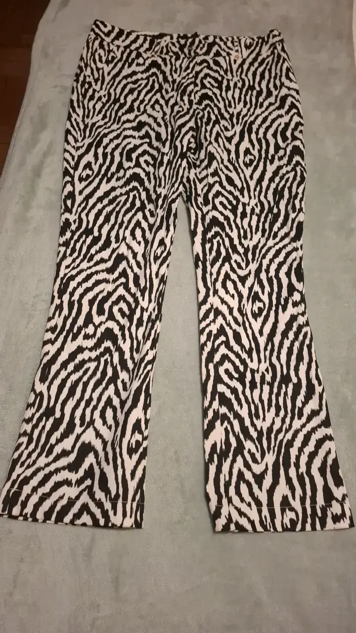 Pantalón estampado animal print blanco y negro