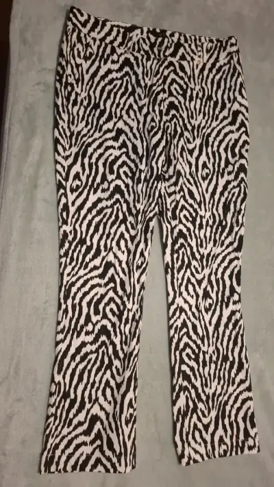 Pantalón estampado animal print blanco y negro - miniatura 2