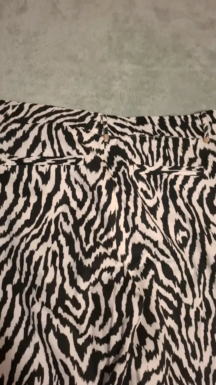 Pantalón estampado animal print blanco y negro - 3