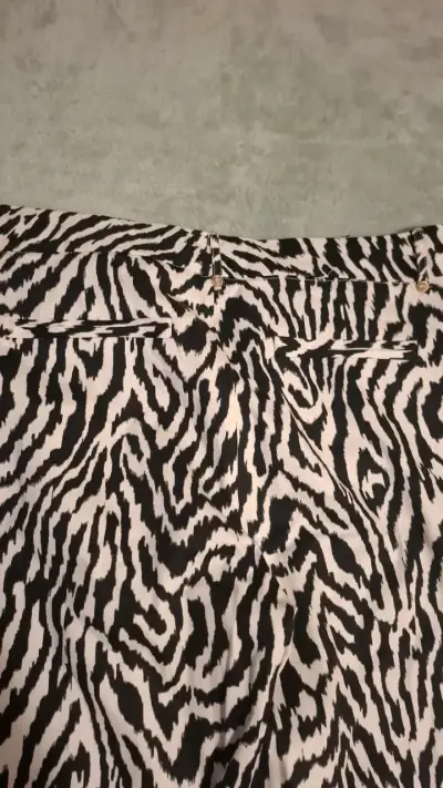 Pantalón estampado animal print blanco y negro - miniatura 3
