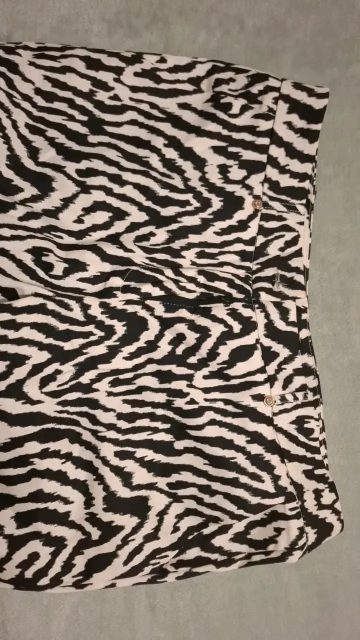 Pantalón estampado animal print blanco y negro - 4