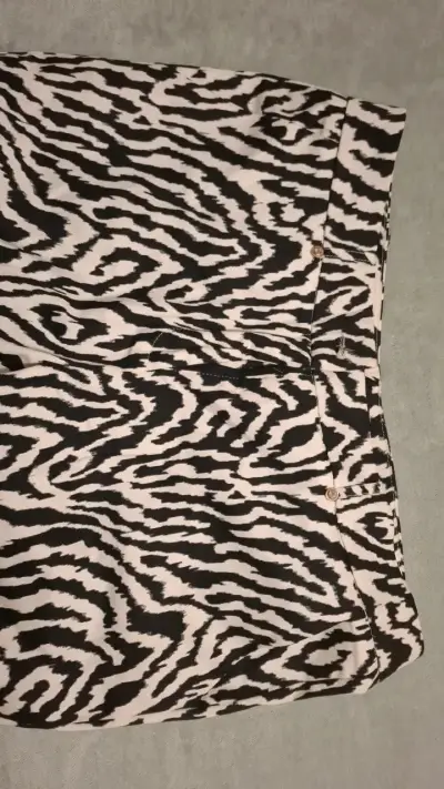 Pantalón estampado animal print blanco y negro - miniatura 4