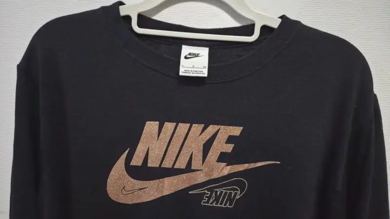 Polerón negro Nike con logo dorado - 1